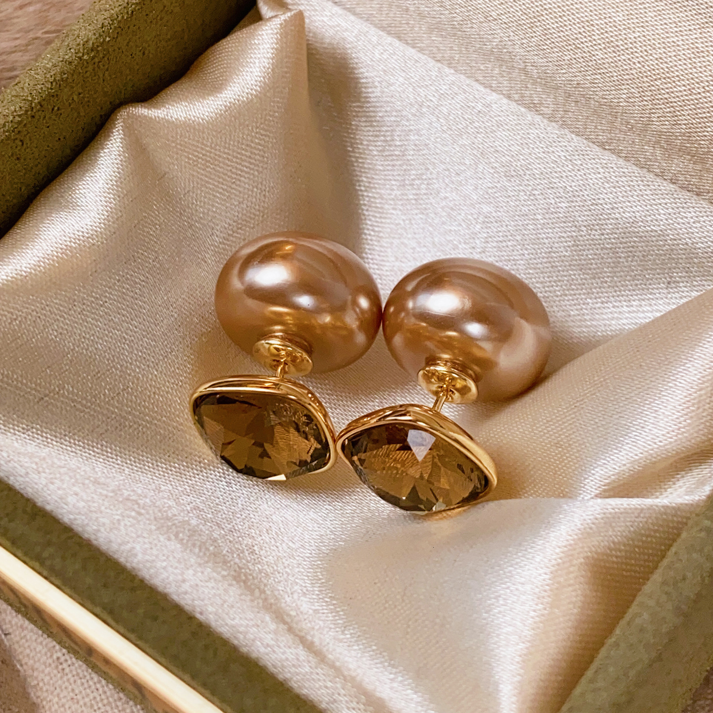 2026 New Tea-Colored Sugar Cube Crystal Pearl For Women Vintage Ladies' Festival Earrings Light Luxury High-End Elegant Versatile Earrings