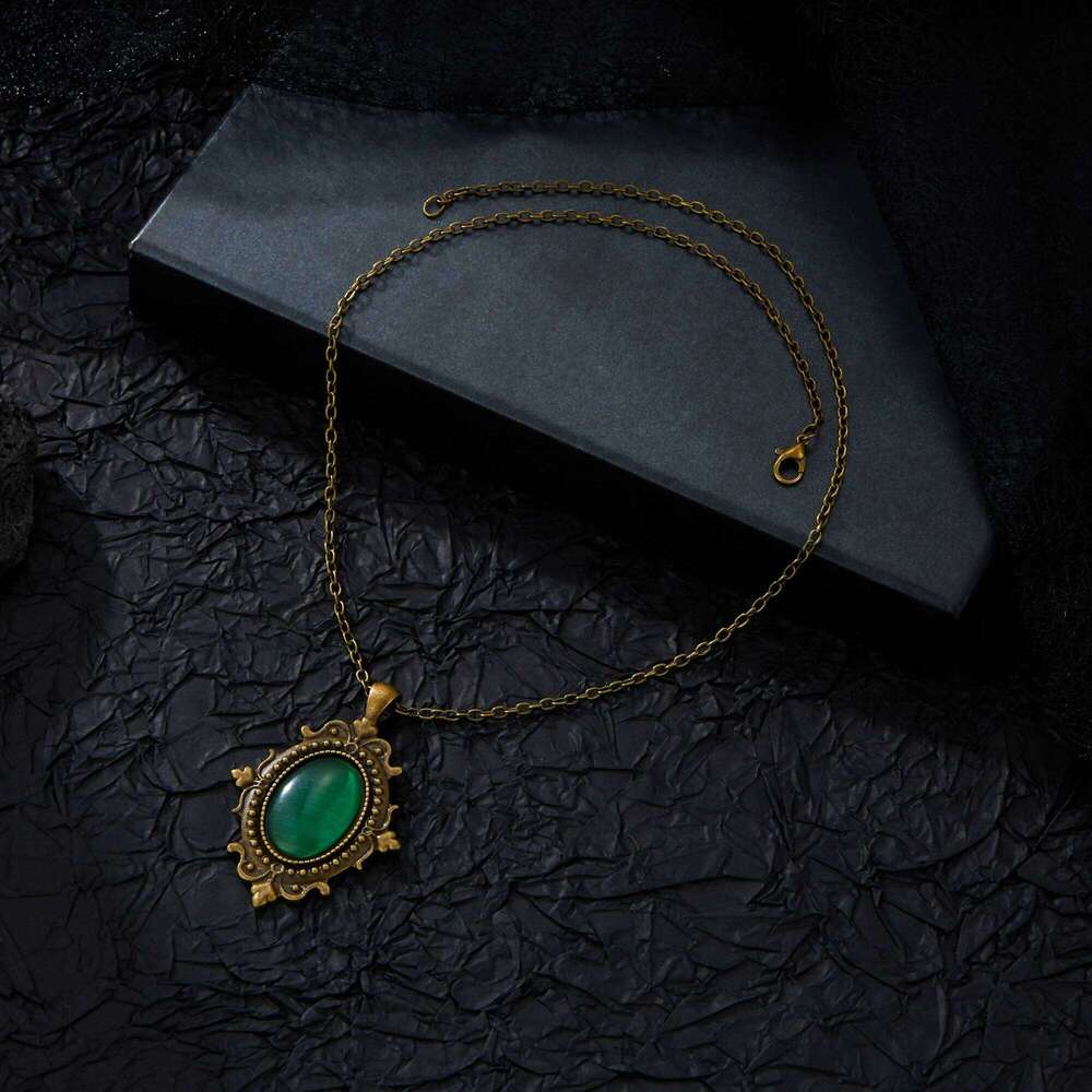 European and American Trend Gothic Green Red Vampire Mysterious Pagan Witch Jewelry Retro Relief Pendant Necklaces Gift H260312