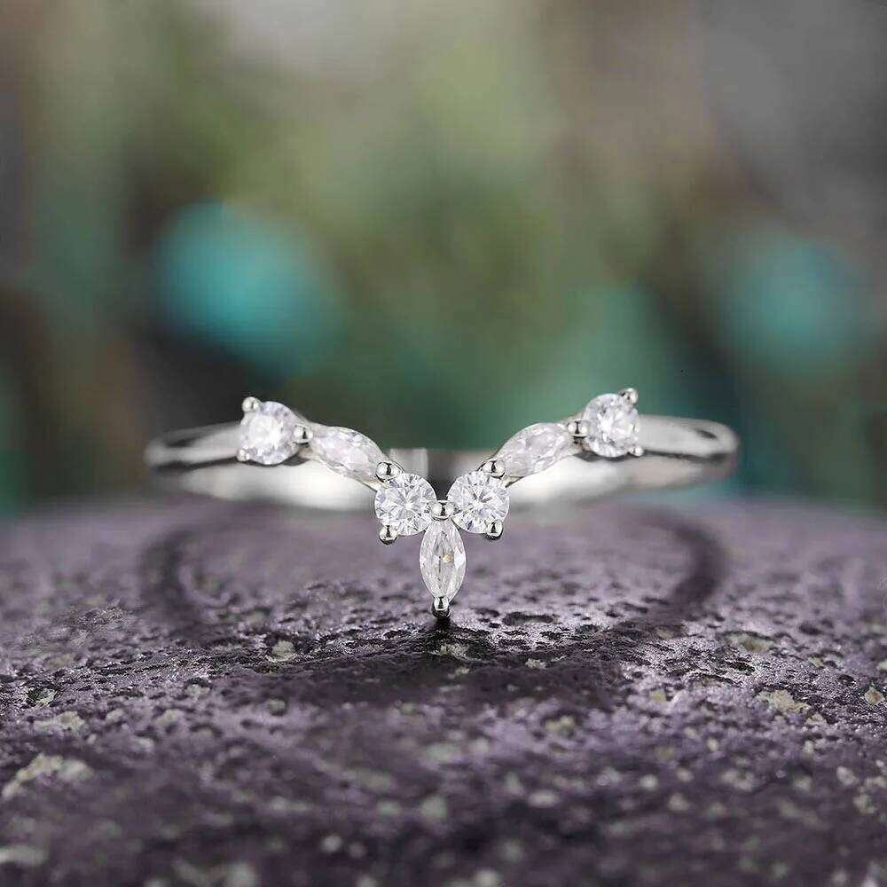 Huitan New Arrival Bridal Rings for Wedding Ceremony Party Fancy V Design Ring with Dazzling CZ Stone Good Quality Women Jewelry H260312