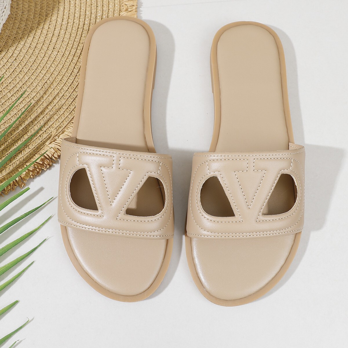 2026 V-shaped Women's Outdoor Slippers, 2026 Hot-selling Summer Fashion Versatile Flat Women's Sandals With Soft Soles Luxury For Vacation