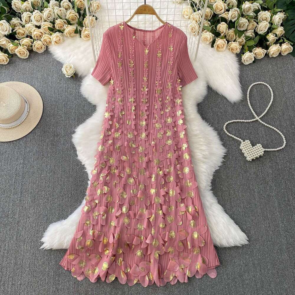 2026 designer women's V-neck pleated A12 summer heavyweight gold three-dimensional flower design for age reduction and slimming long style