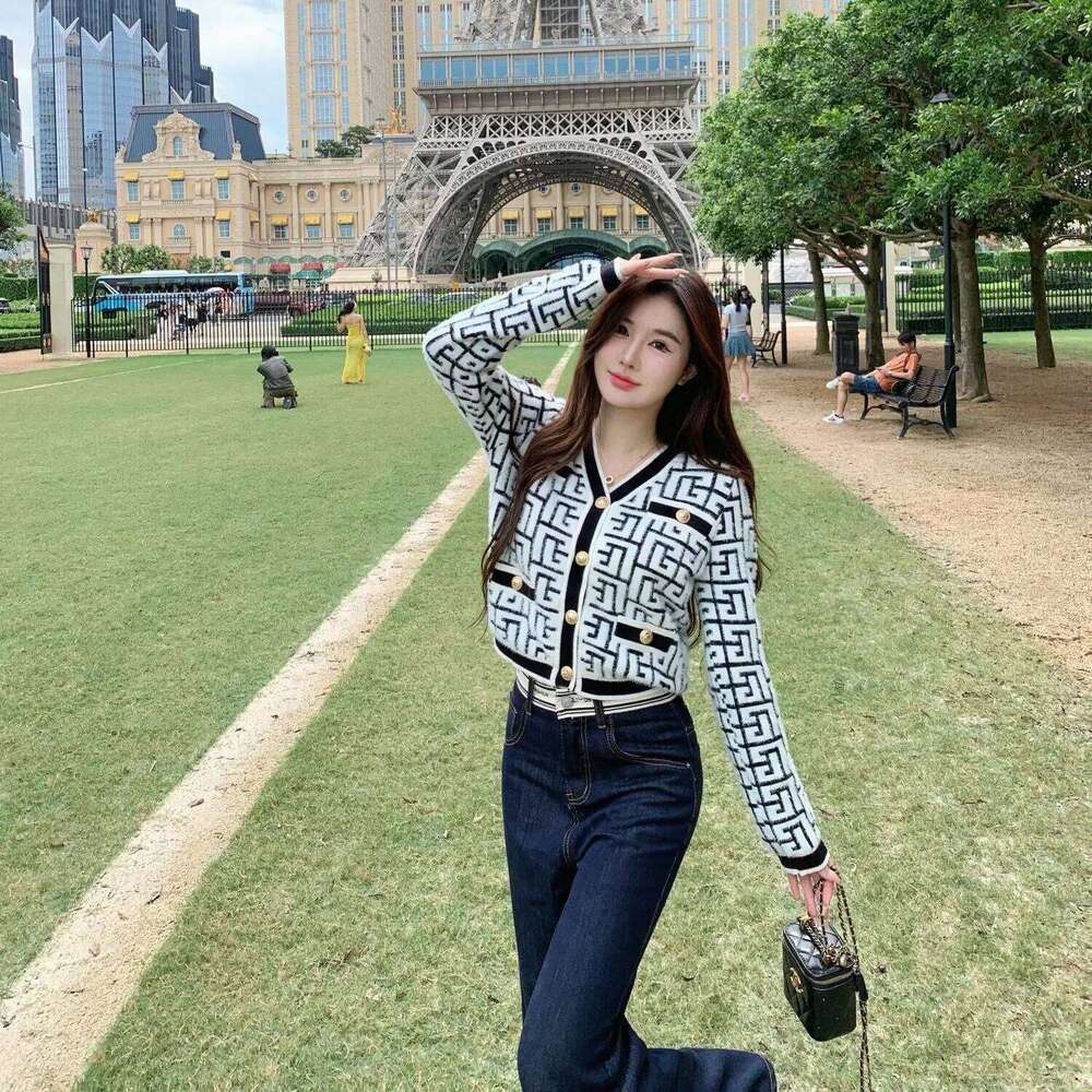 Temperament 2024 New Autumn Winter Knitting Cardigan Coat Women Clothes Geometric Top Tee Ladies Fashion Buttons V-neck Sweater Z260313