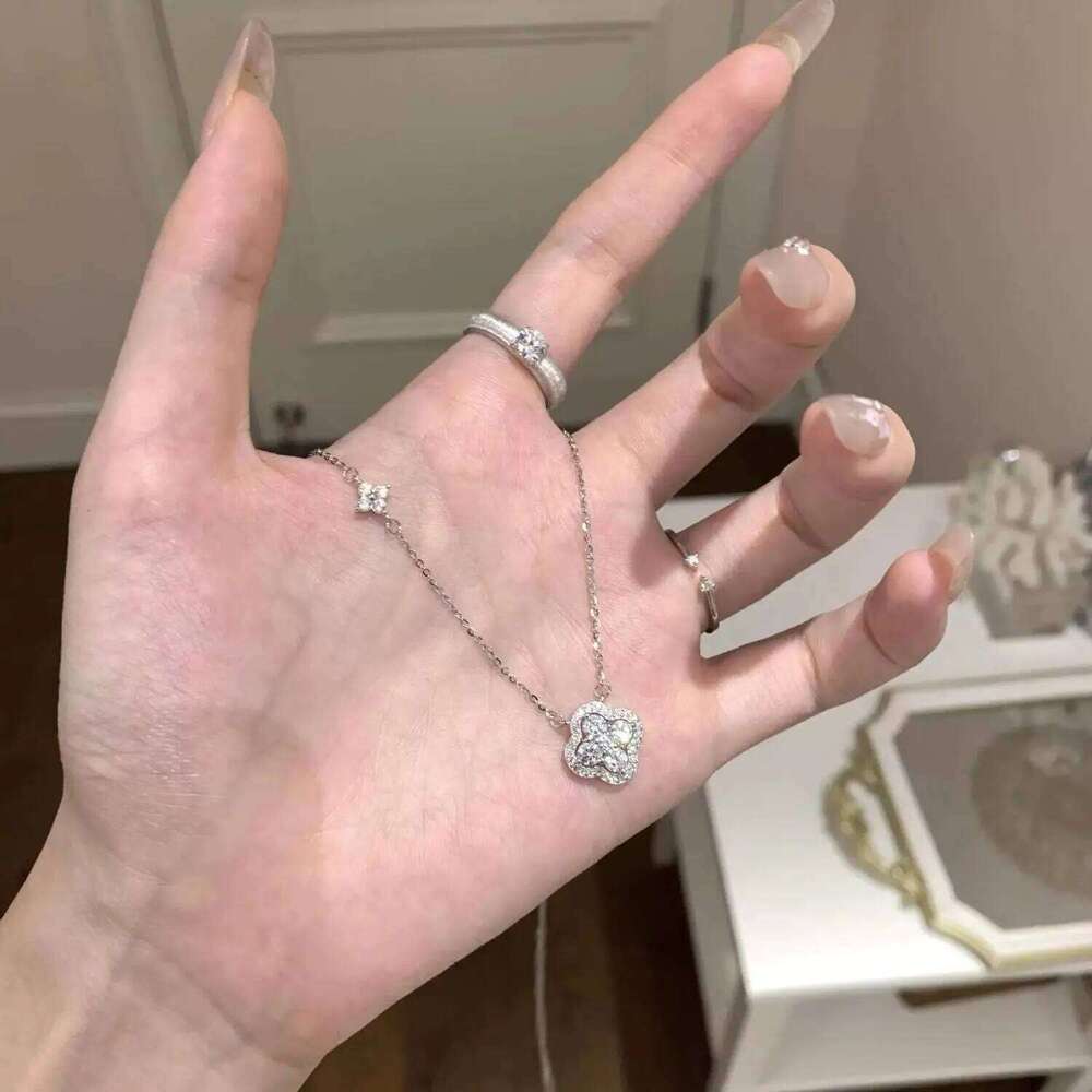 Lxxsss Lucky Cr Necklace for Women, Light , Niche, High-End, Sparkling Clavicle Chain, Birthday Gift H260312