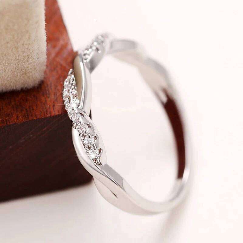 Huitan Classic and Simple Twist Rings for Women 3 Metal Colors Exquisite Female Finger Accessories Daily Wear Versatile Jewelry H260312