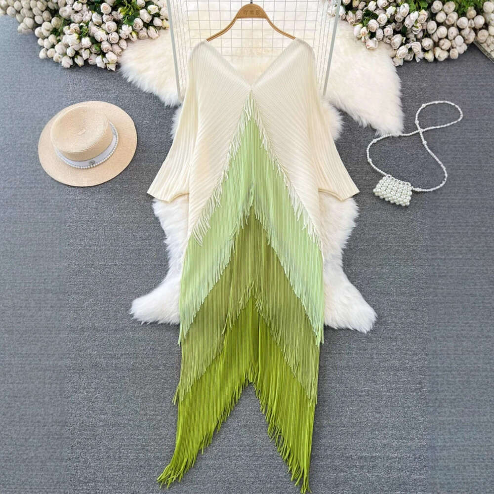 Designer high-end elegant lady pleated long sleeved V-neck backless loose tassel gradually changing color irregular dress