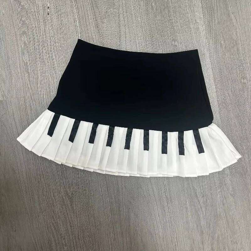 Sweet spicy style black white piano vintage pleated skirt for women's spring new design sense slimming and form-fitting Z260314