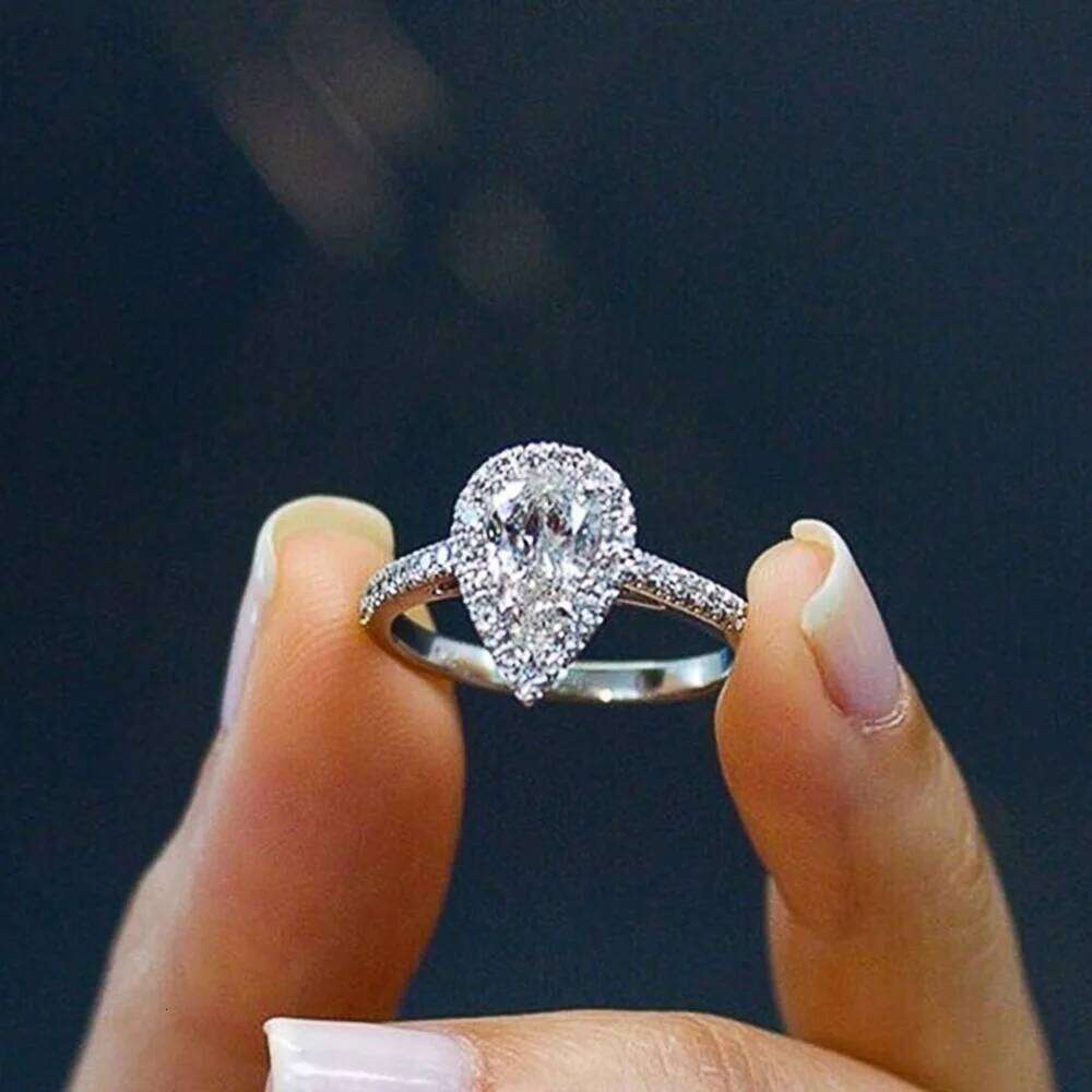 Huitan Hot Sale Water Drop Design Women Micro Paved Crystal Zircon Elegant Bridal Wedding Engagement Jewelry Ring for r H260312
