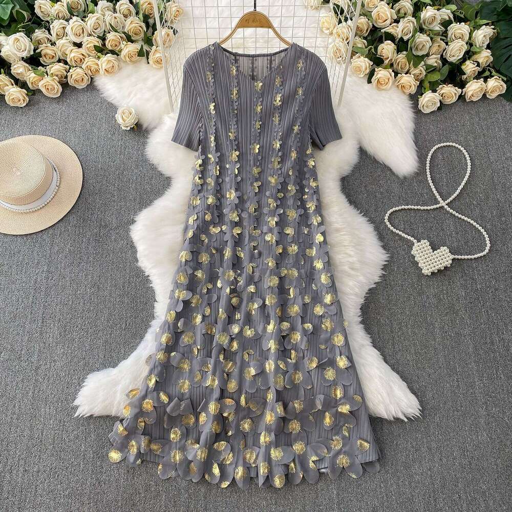2026 designer women's V-neck pleated A12 summer heavyweight gold three-dimensional flower design for age reduction and slimming long style