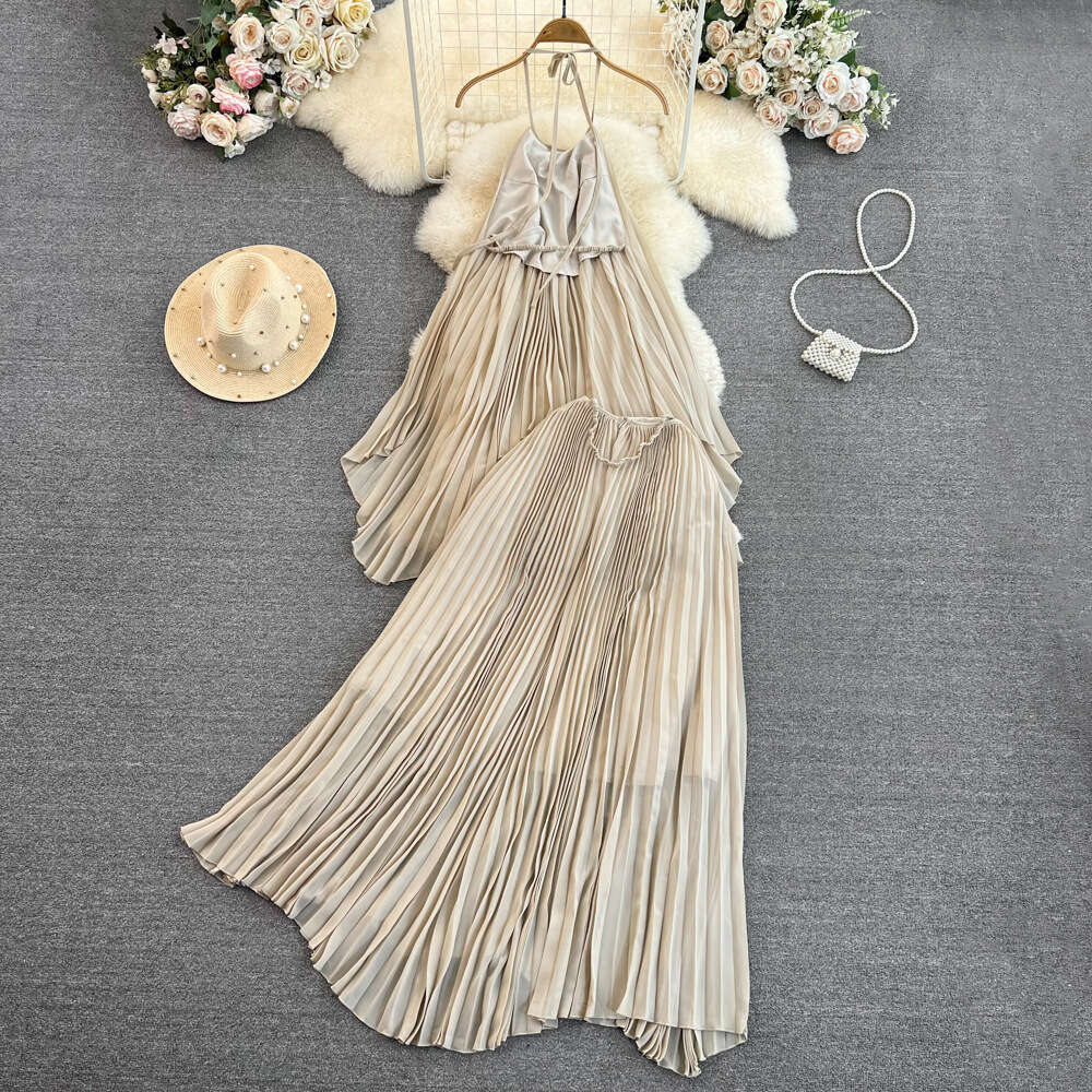 Designer fashion women's two-piece set with exposed shoulders, loose fit, high waist, slim fit, A-line pleated skirt, wide hem