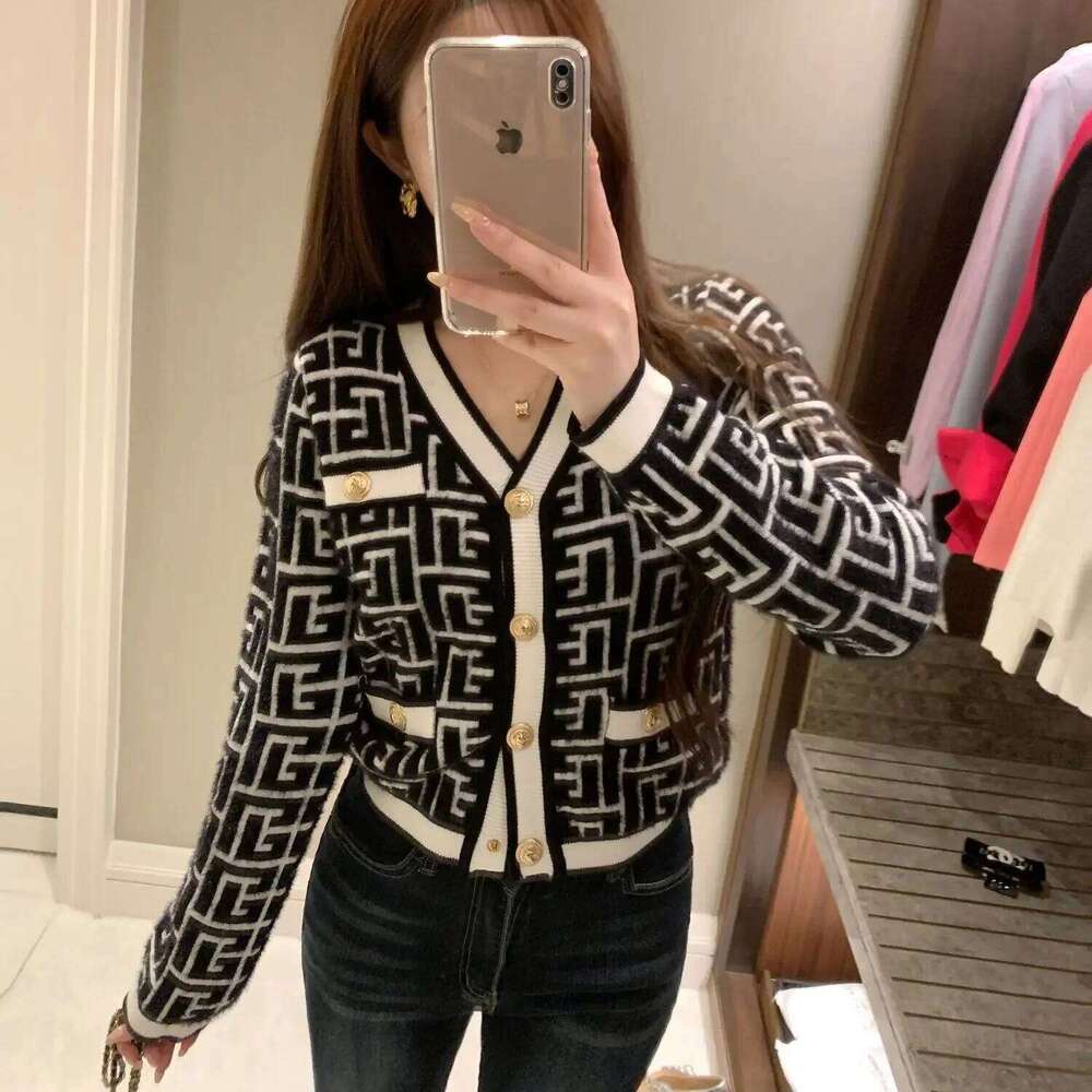 Temperament 2024 New Autumn Winter Knitting Cardigan Coat Women Clothes Geometric Top Tee Ladies Fashion Buttons V-neck Sweater Z260313