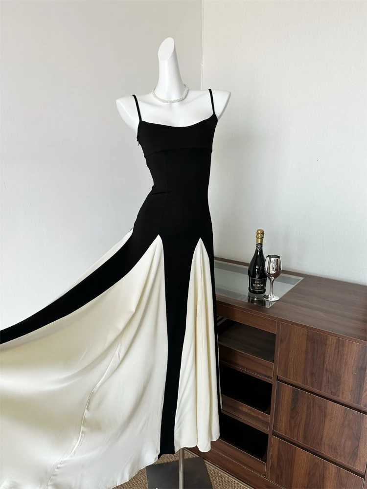 2025 Women Fashion Pleated Ruffle Hem Lace Dresses Sexy Bustier Backless Halter A-Line Dresses Sexy Lady Maxi Beach Party GownsT260314