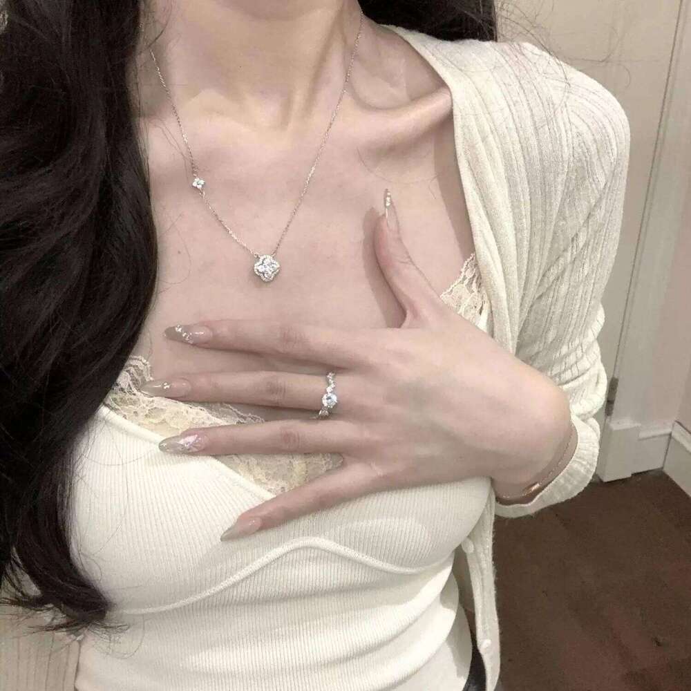 New lucky sparkling diamond cr silver necklace for women, niche clavicle chain, birthday and Thanksgiving gift H260312