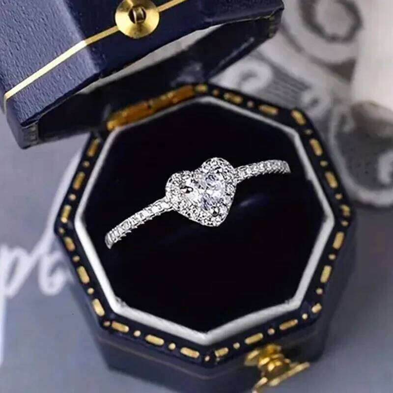 Huitan Heart-shaped Cluster Ring 925 Sterling Silver Sparkling CZ Glamorous Accessory Female Elegant Engagement Romantic Jewelry H260312