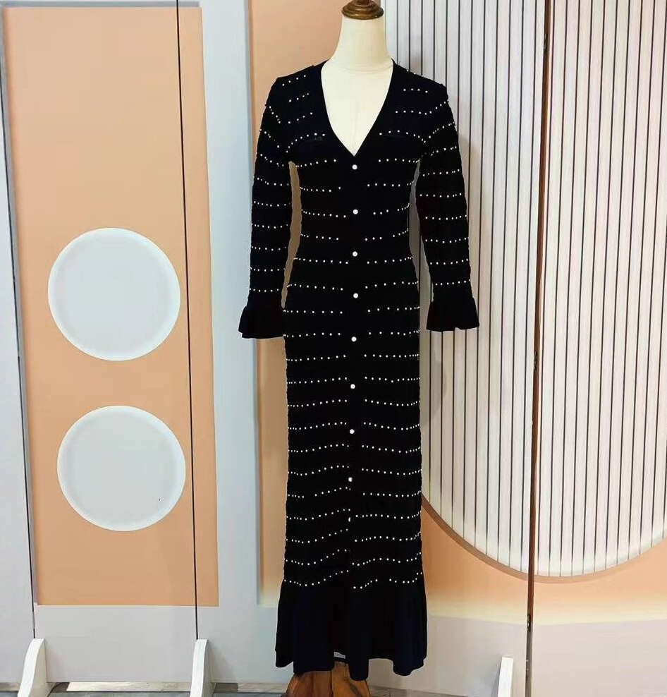 Designer's high-end women's clothing 2026 Spring and Autumn French style elegant V-neck women's knitted dress