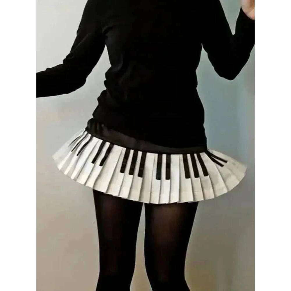 Sweet spicy style black white piano vintage pleated skirt for women's spring new design sense slimming and form-fitting Z260314