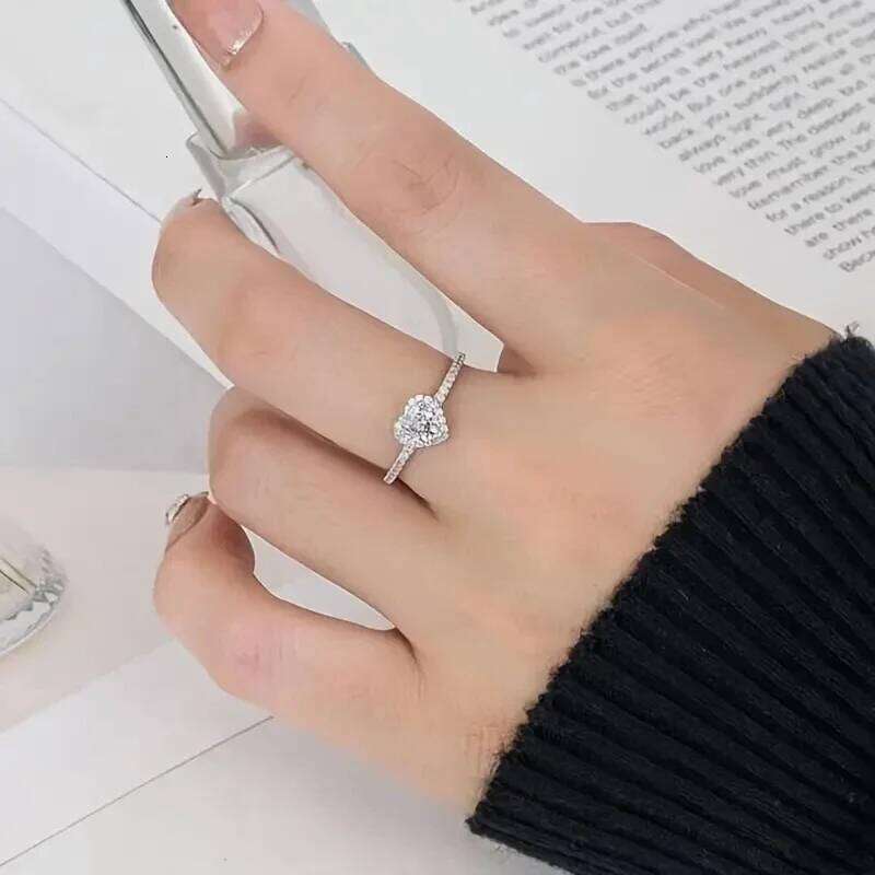 Huitan Heart-shaped Cluster Ring 925 Sterling Silver Sparkling CZ Glamorous Accessory Female Elegant Engagement Romantic Jewelry H260312