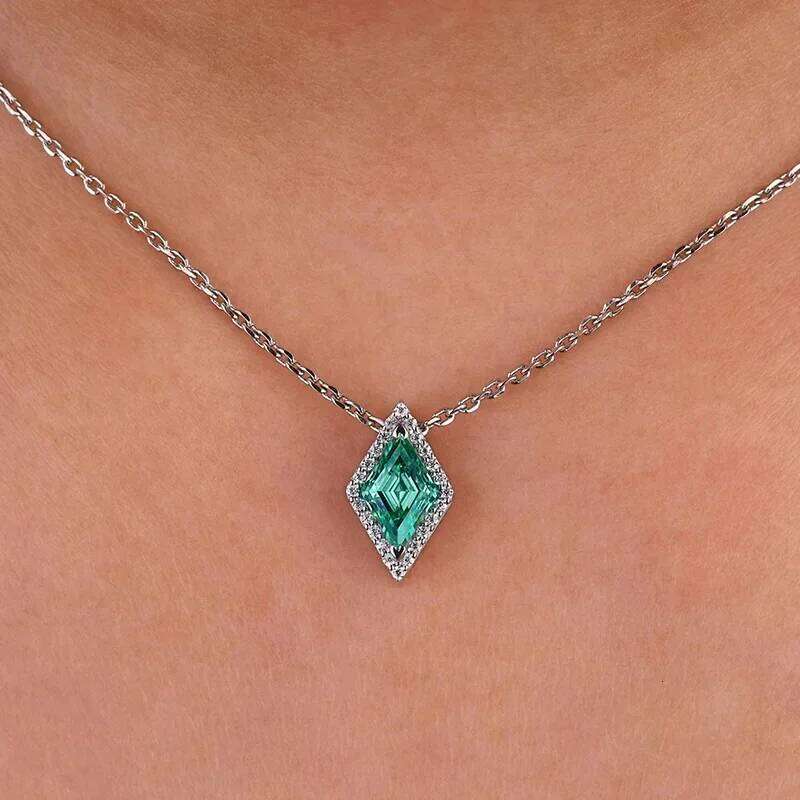 2025 European and American temperament simple green necklace quadrilateral pendant zircon texture banquet sweater chain H260312