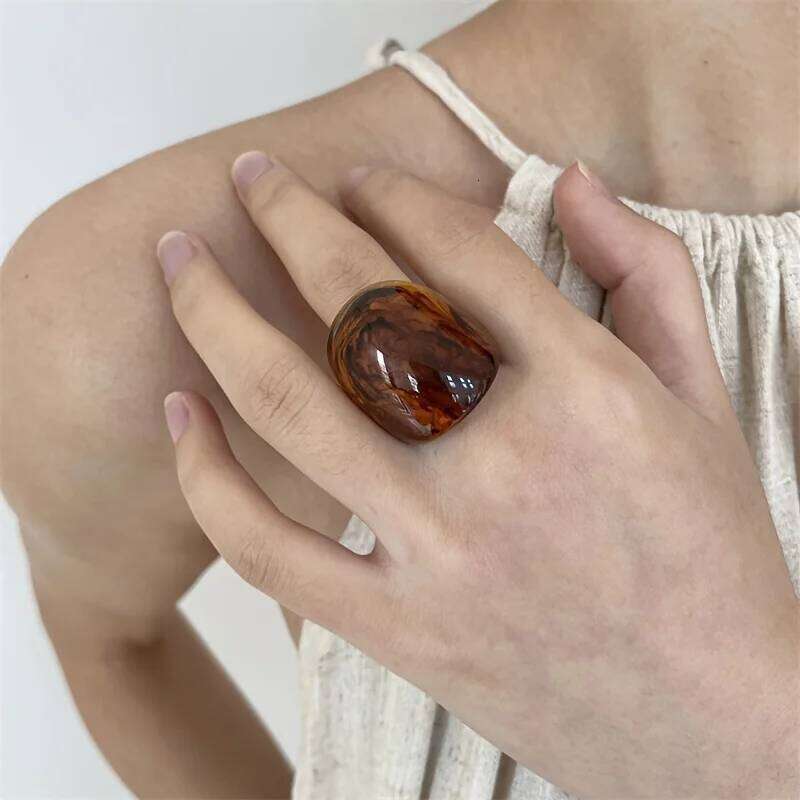 1-piece Bohemian retro style coffee colored resin ring, simple wide face layered ring suitable for daily banquets H260312