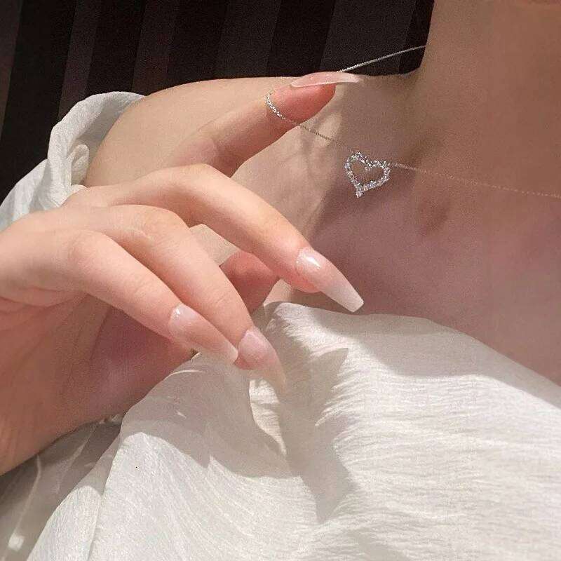 Sparkling Heart-shaped Women Zircon Pendant Necklace Hollowed Heart Collarbone Chain Female Light Neck Jewelry Gifts H260312