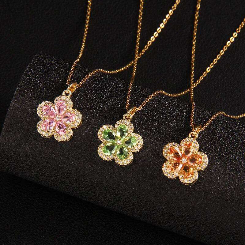 Zircon French Light Gold Inlaid Necklace Niche Design Cr Flower Pendant Titanium Steel Collarbone Chain New H260312