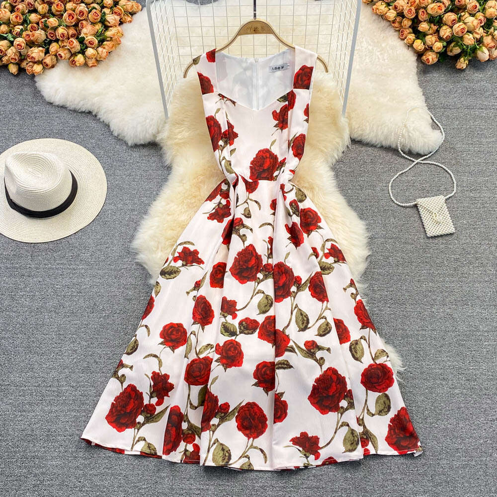 Lightweight mature style French retro 2026 summer Korean version sleeveless waist cinching slim fit square neck dress