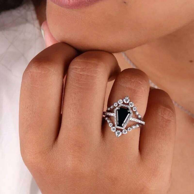 European and American new fashionable black gemstone inlaid with personalized luxury simple women's ring H260312