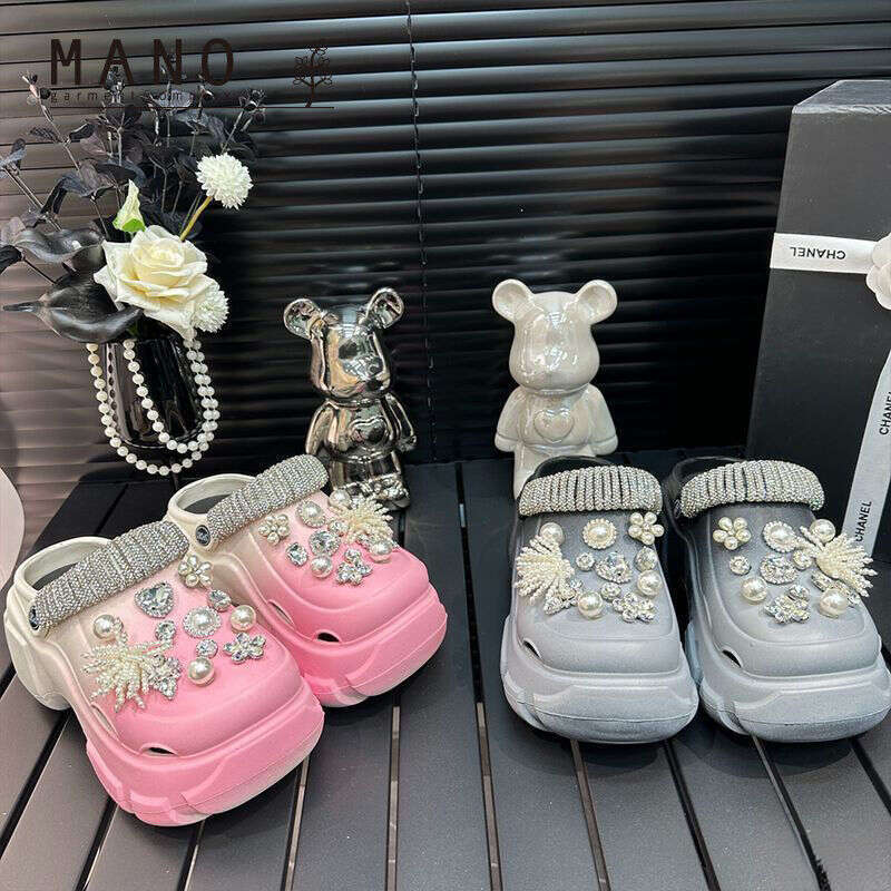 Internet Celebrity Gradient Platform Thick Sole Rhinestone Hole Shoes for Women 2026 Summer New Non-Slip Closed-Toe Slippers