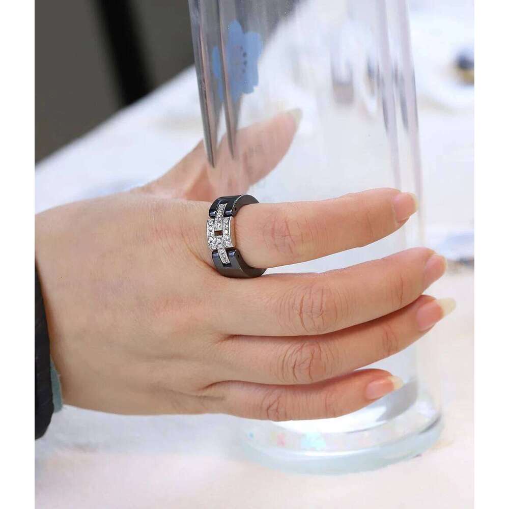 Flexible Black White Ceramic Anneaux Jewelry Fashion Crystal Wedding Engagement Rings For Women Party Accessories Design H260312