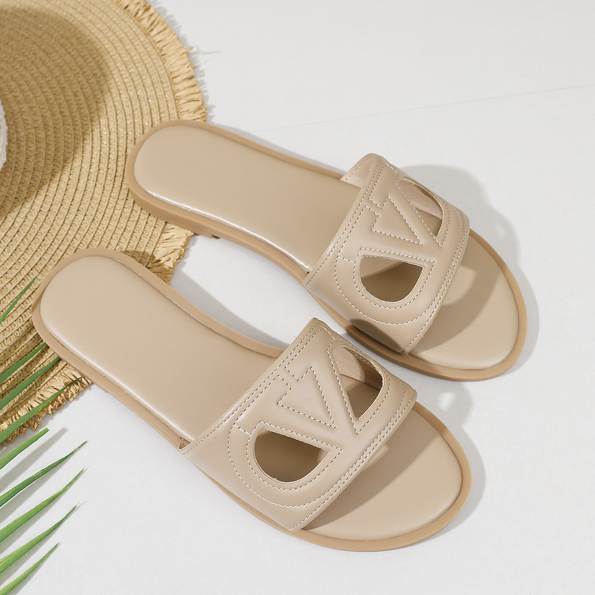 2026 V-shaped Women's Outdoor Slippers, 2026 Hot-selling Summer Fashion Versatile Flat Women's Sandals With Soft Soles Luxury For Vacation