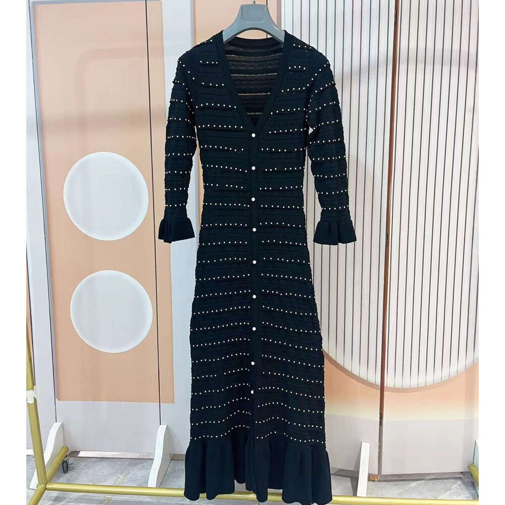 Designer's high-end women's clothing 2026 Spring and Autumn French style elegant V-neck women's knitted dress