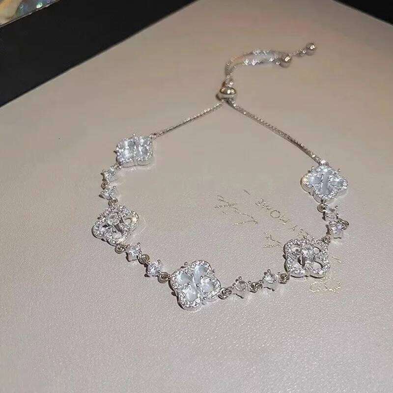 Shine Four-leaf Flower Cubic Zirconia Bracelets for Women Girls Luxury Hollow Elegance Clover Bracelet Jewelry Gifts Z260313