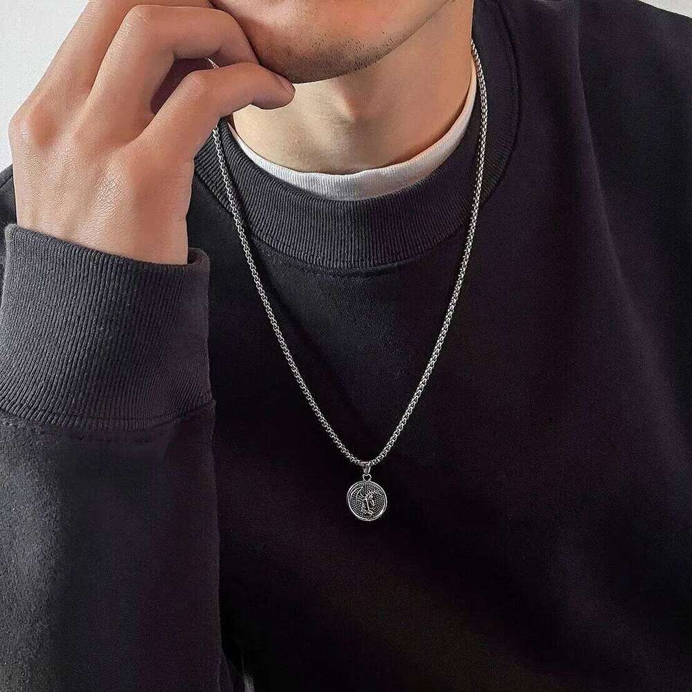 Vintage Simple Alien Human Coin Pendant Choker Necklace for Men Trendy Punk Long Chain on the Neck Jewelry Accessories Male Gift H260312