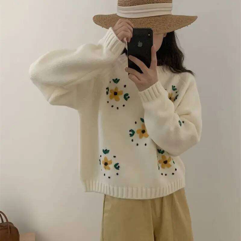 Korean style embroidered knitted sweater women's autumn and winter new round neck pullover with thick velvet short floral top Z260314