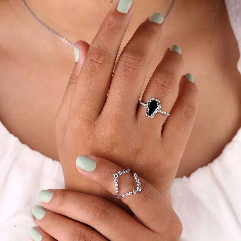 European and American new fashionable black gemstone inlaid with personalized luxury simple women's ring H260312