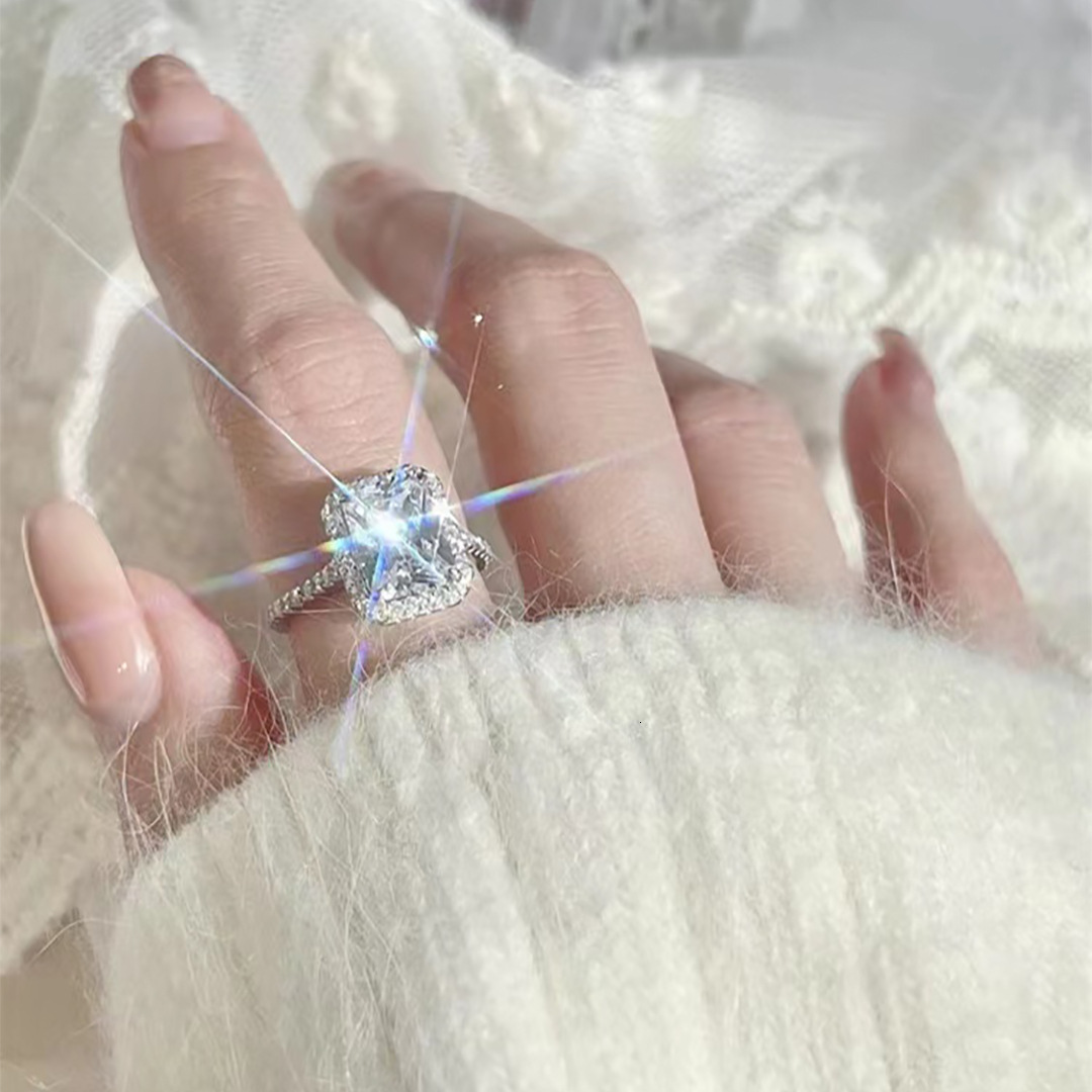 Niche Design High Carbon Diamond Rock Sugar Ring for Women Ins Trend Light Luxury High-End Feel Versatile Sweet Gift, Heavy Craftsmanship