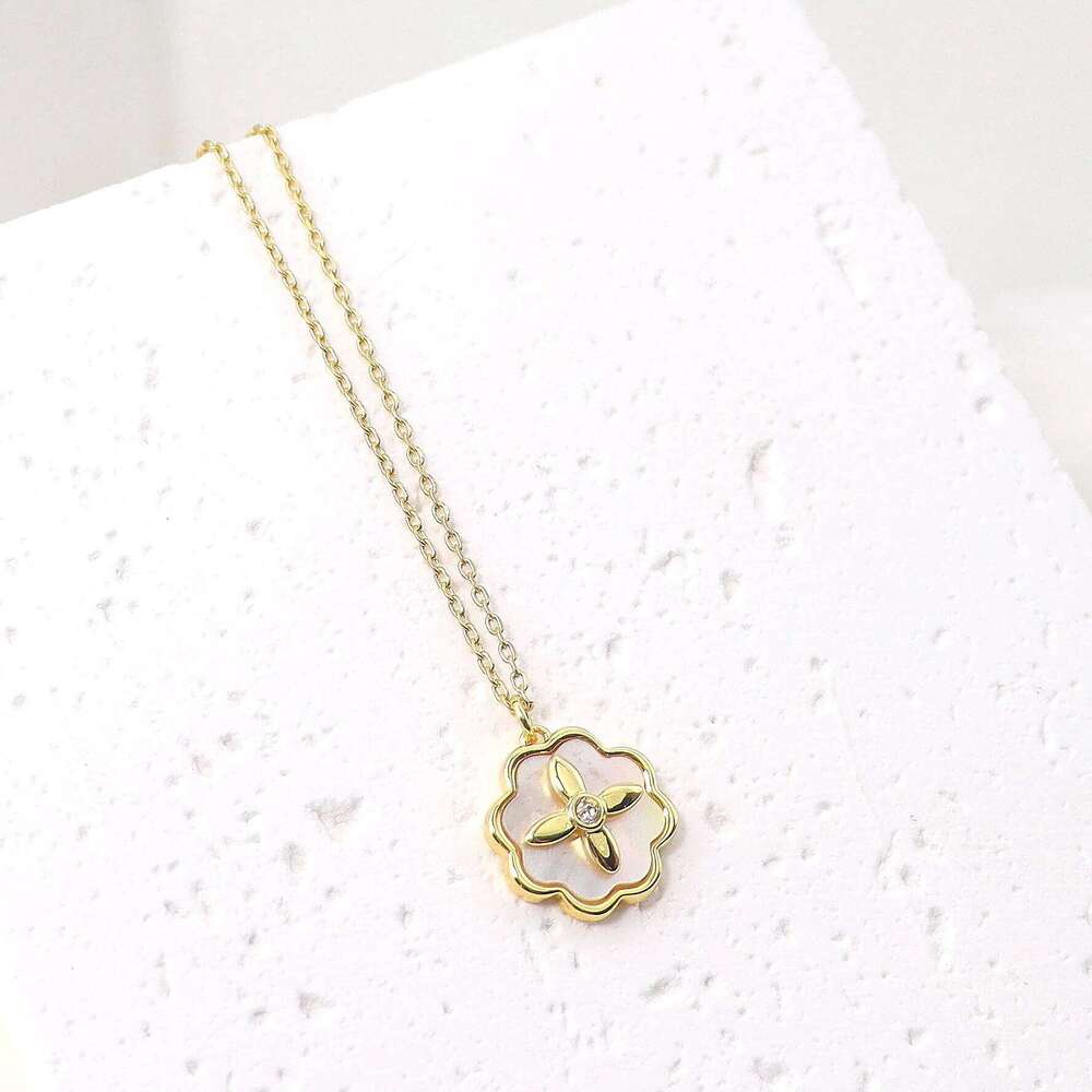 Elegant Lady Style Cr Shell Flower Design Pendant Necklace Simple Classy Fashion Jewelry Lockbone Chain Copper H260312