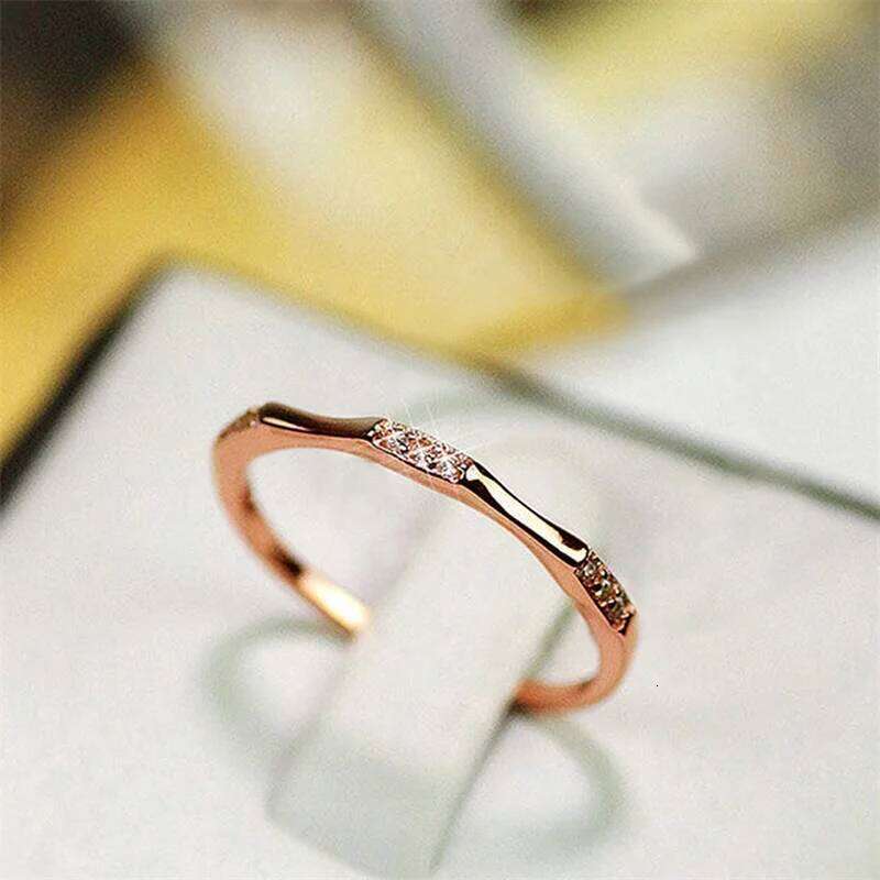 Huitan Minimalist Wedding for Women Thin Band Dazzling Cubic Zirconia Simple Stylish Female Rings Party Statement Jewelry H260312