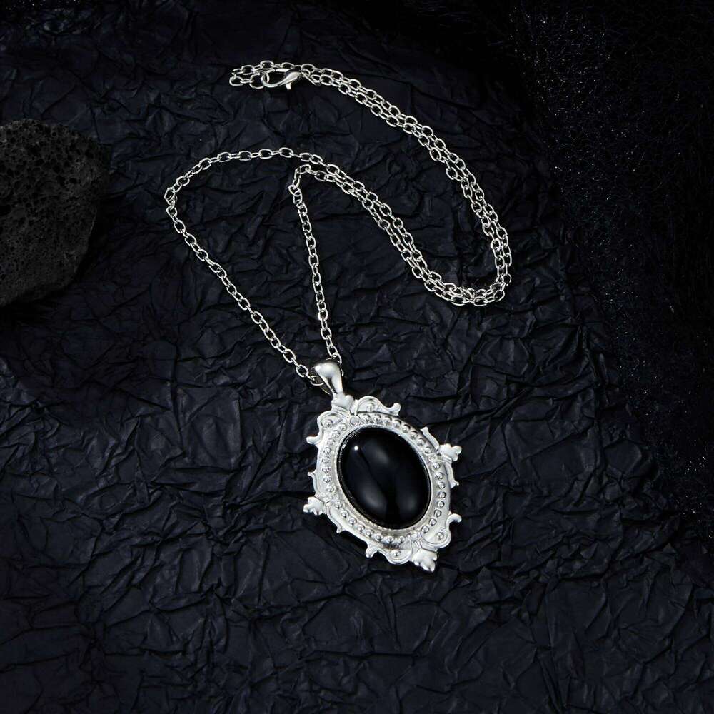 European and American Trend Gothic Green Red Vampire Mysterious Pagan Witch Jewelry Retro Relief Pendant Necklaces Gift H260312