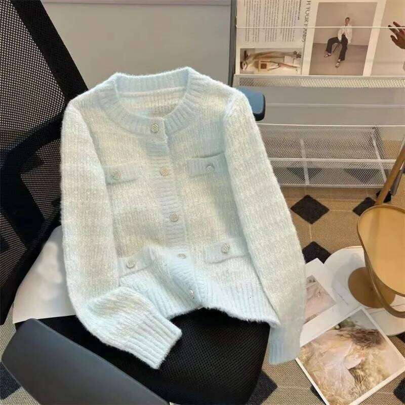 Autumn and winter new soft glutinous knitted cardigan feminine temperament anti-aging short sweater design long sleeved top Z260313