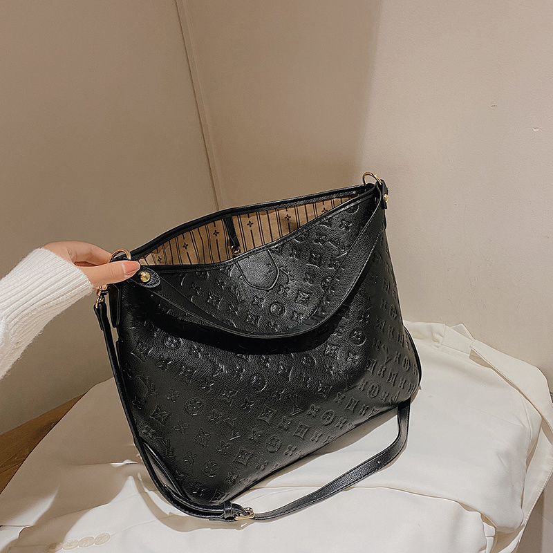 designer tote bag Cow Leather black leather crossbody tote bag is an essential item for large-capacity shopping old flower Floral Classic bag 01.