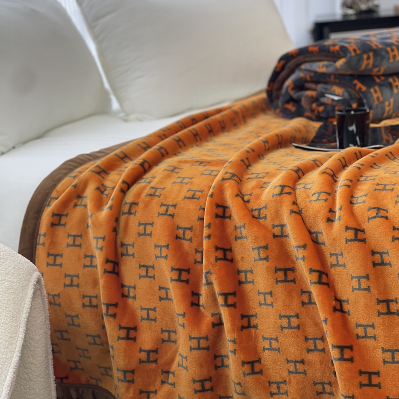 Flannel cloud fur lounge sofa blanket luxury trend brand multi-functional travel vehicle travel blanket