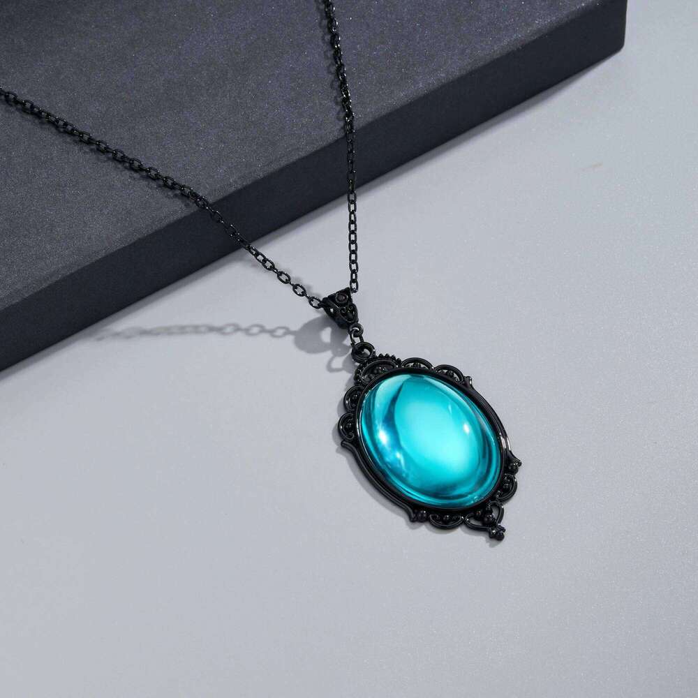 New Vintage Gothic Vampire Relief Pendant Necklace for Men Women Exquisite Fashion Witchcraft Jewelry Collar Gift Choker H260312