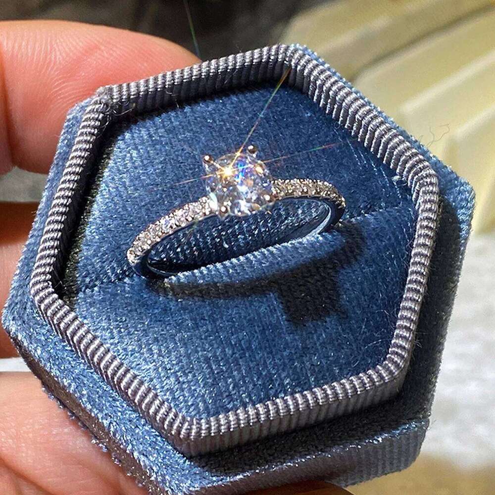 2025 Sizes 5-11Classic 4 Claws Design Round Zirconia Women Wedding Engagement Rings Available Low-key Bridal Jewelry Hot Sale H260312