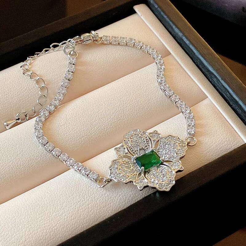 High-End Light Luxury Zircon Four-Petal Flower Bracelet for Women, Fashionable and Versatile Cross-Border Bracelet, Qixi Festival Jewelry, Yiwu Access