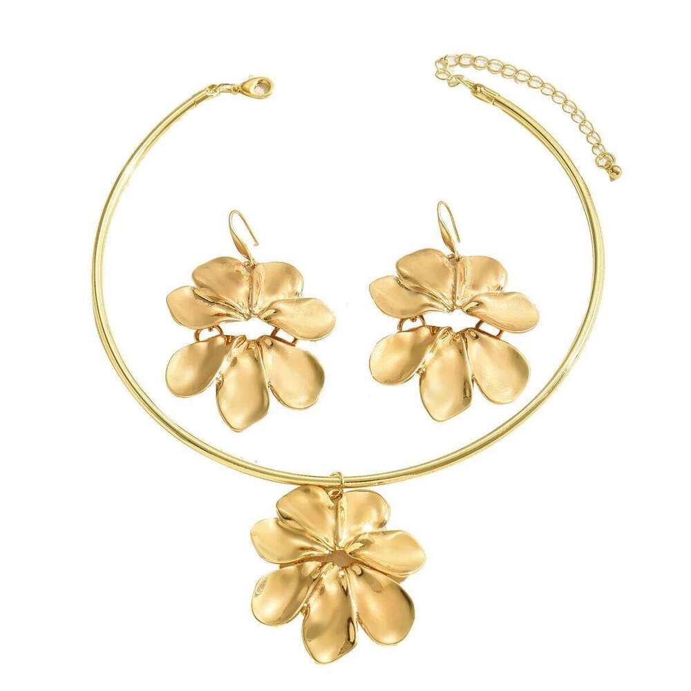 European & American Big Petal Pattern Pendant Necklace Earrings for Women New Trend Metal Circle Choker Jewelry Set Party Gift Z260313
