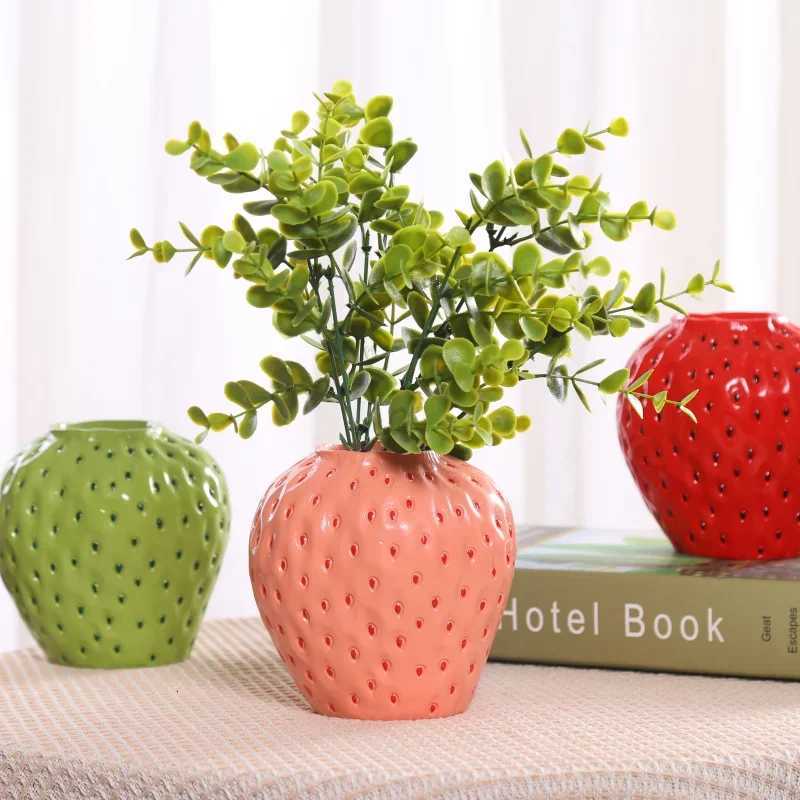 Cute strawberry vase resin vase room flower arrangement accessories fruit pot flower pot home decoration accessories Y260314