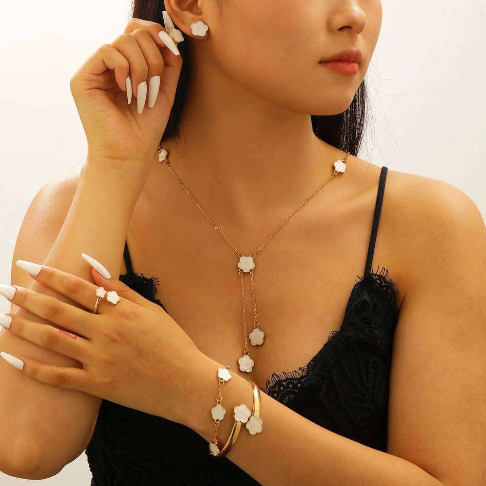 Exquisite Five Leaf Flower Necklace Earrings Bracelet Ring Set for Women Simple Elegant Plum Blossom Jewelry Party Luxury Gifts Z260313