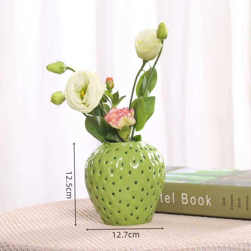 Cute strawberry vase resin vase room flower arrangement accessories fruit pot flower pot home decoration accessories Y260314