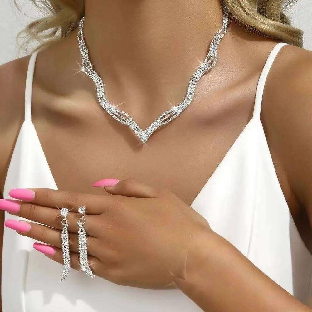 Women's fashion design jewelry set, simple and versatile, light luxury style, sparkling accessories Z260313
