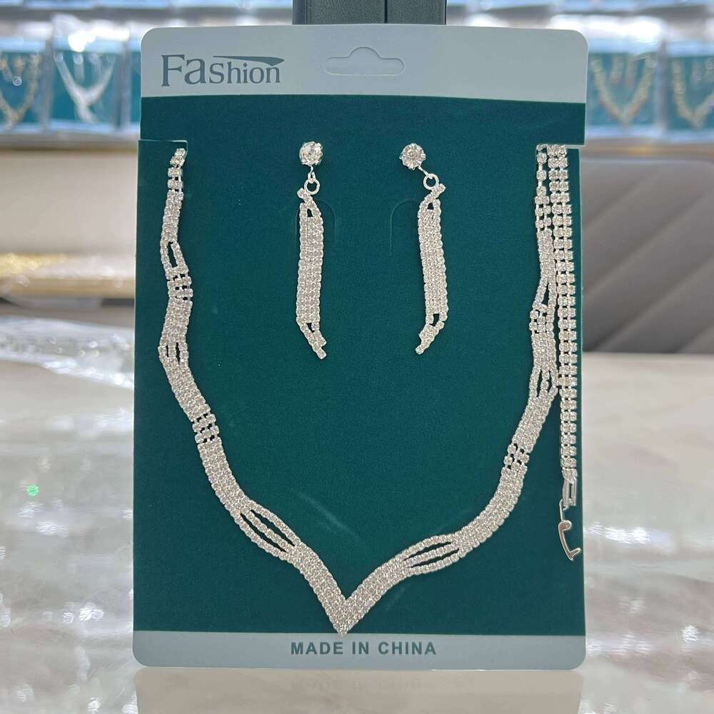 Women's fashion design jewelry set, simple and versatile, light luxury style, sparkling accessories Z260313